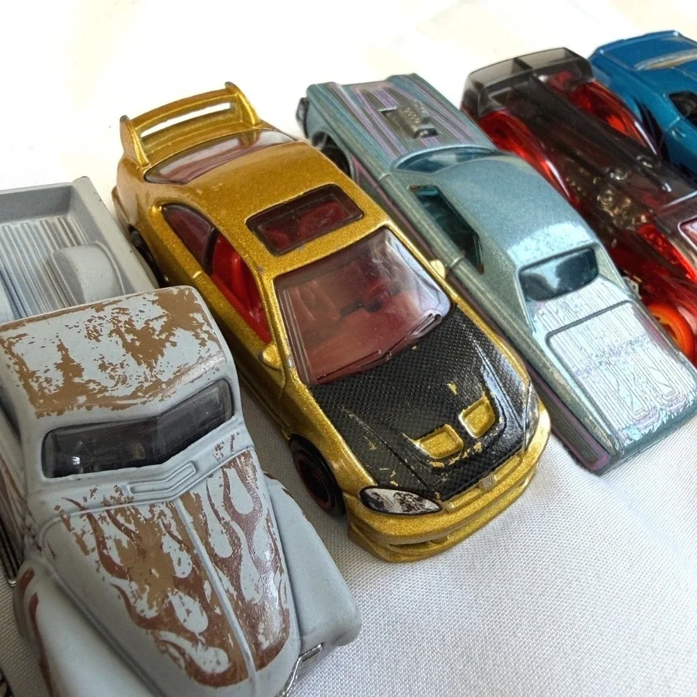 Hot Wheels Diecast Car & Truck Lot 14 Vehicles Mixed Vintage/Modern Years 69-22